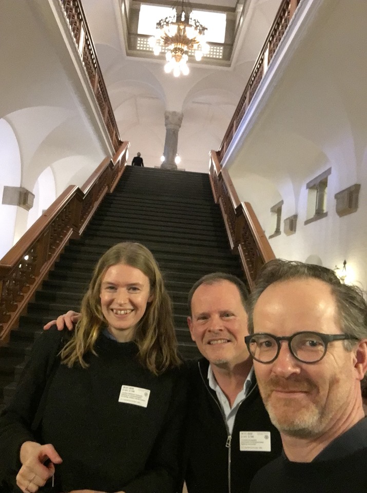 Christian, Josefine og Morten ved trappen i folketinget