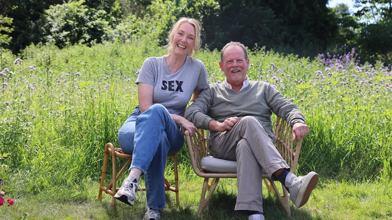 Mellem bier og blomster. Skuespiller Ditte Hansen og professor Christian Graugaard under optagelserne til DR-programmet "Lad os tale om sex" (foto: Karina Lythcke).