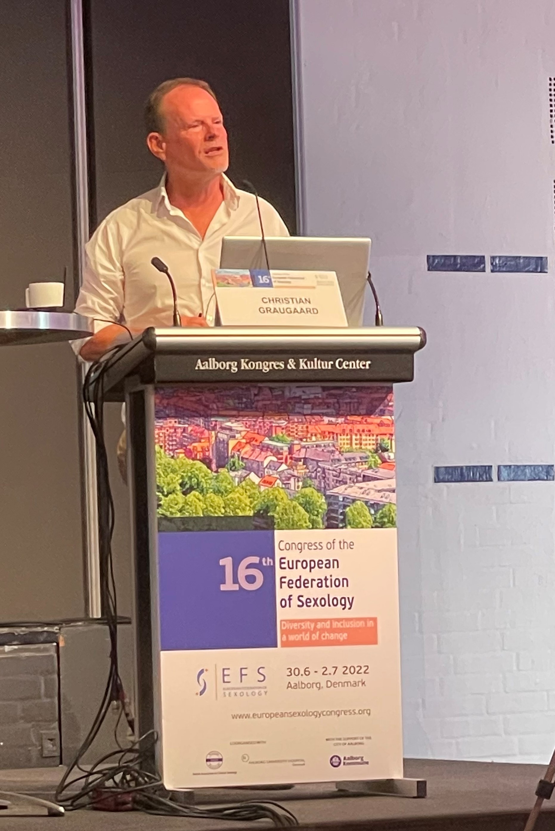 Christian Graugaard på podiet under European Federation for Sexology-kongressen i juni 2022 i Hamborg